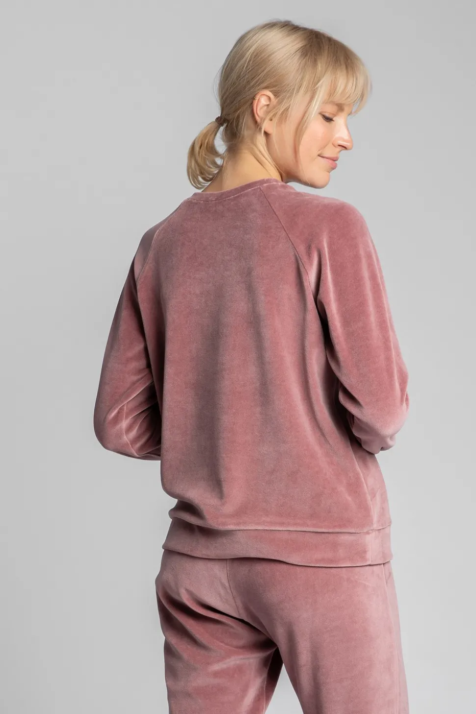 Welurowa bluza z raglanowymi rękawami - brudny róż