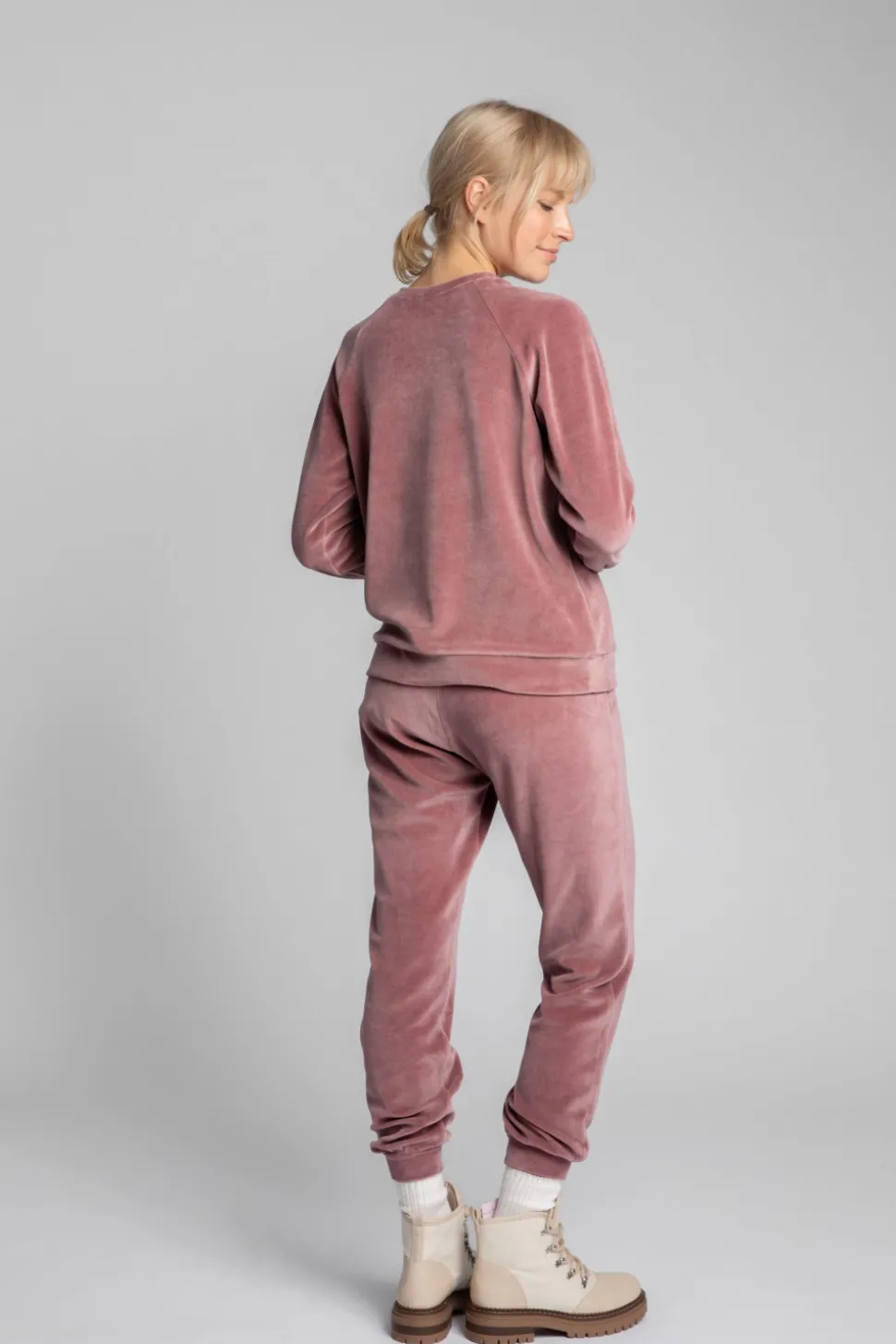 Welurowa bluza z raglanowymi rękawami - brudny róż