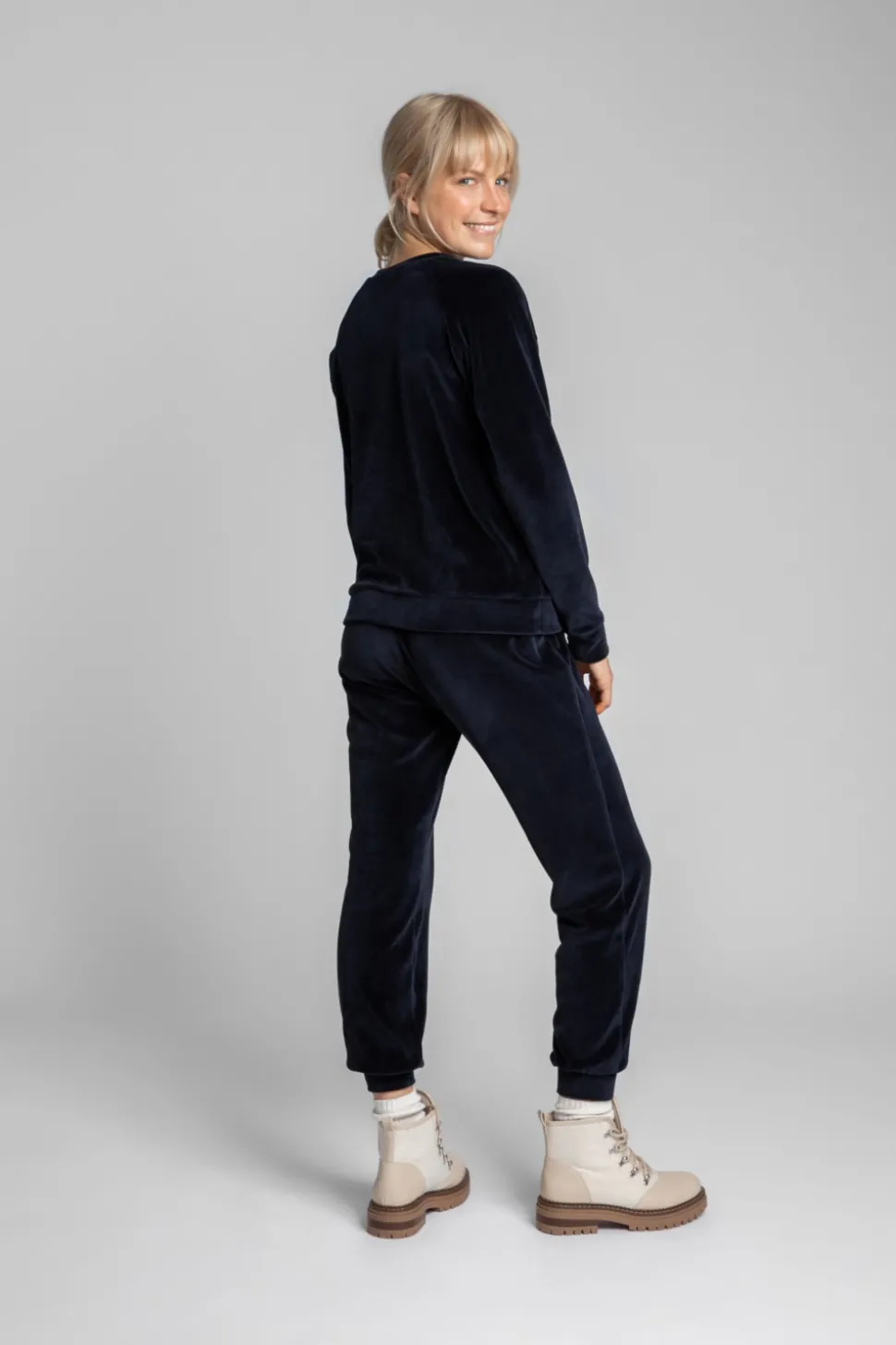 Welurowa bluza z raglanowymi rękawami - granatowa