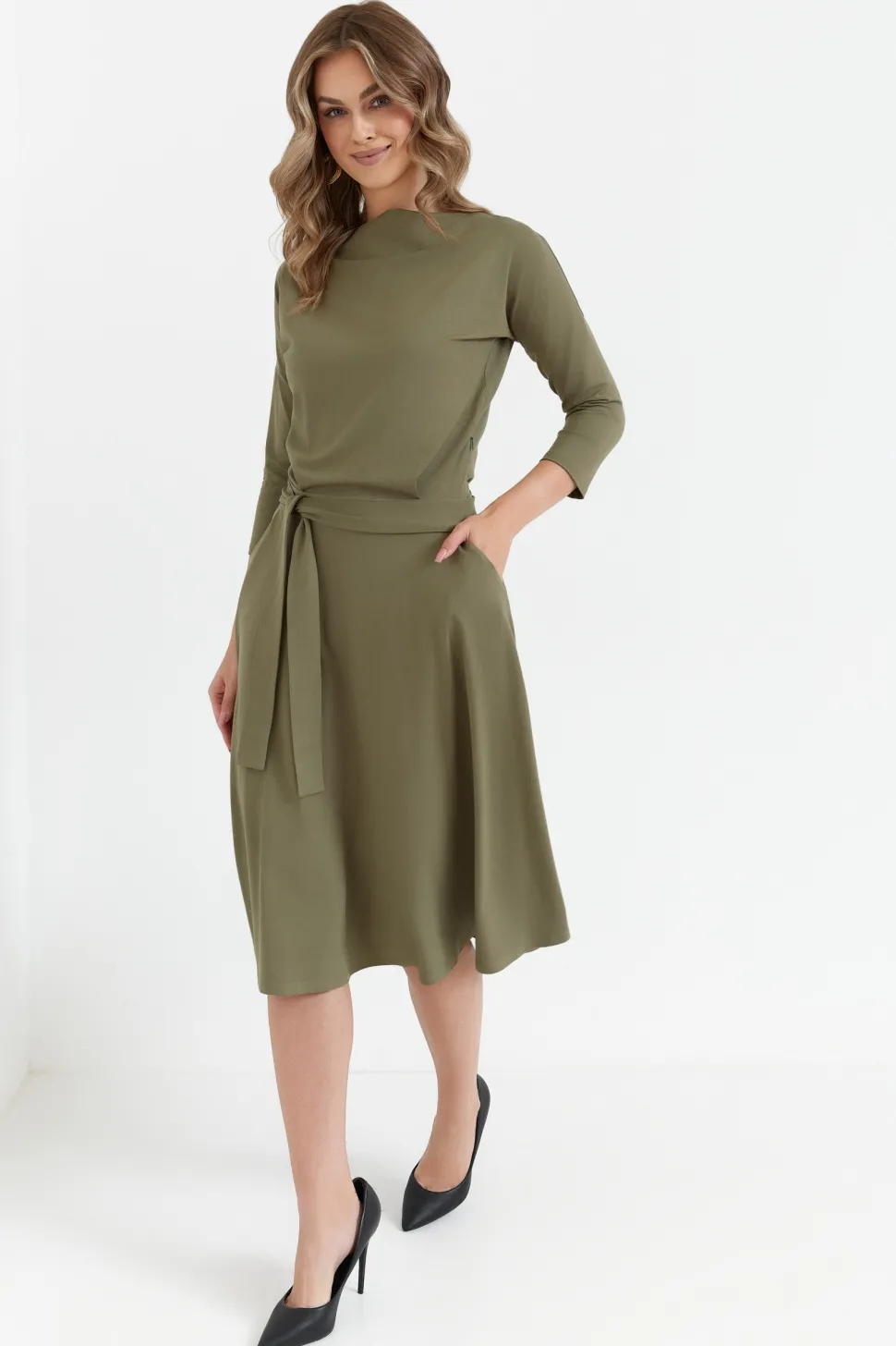 Wiskozowa sukienka rozkloszowana z paskiem – khaki