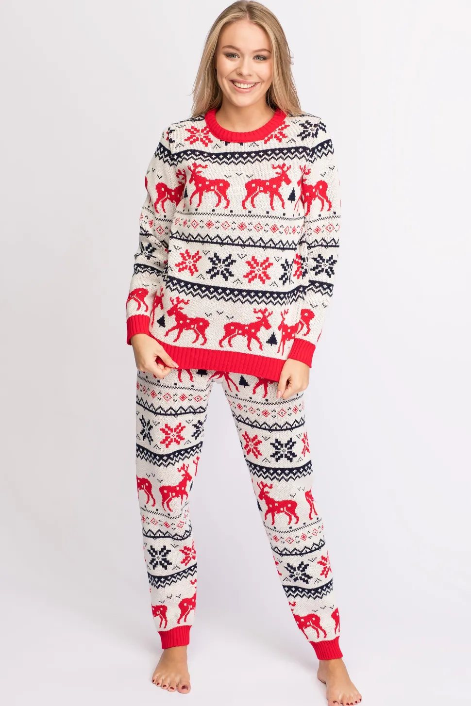 Świąteczny sweter w renifery - biały