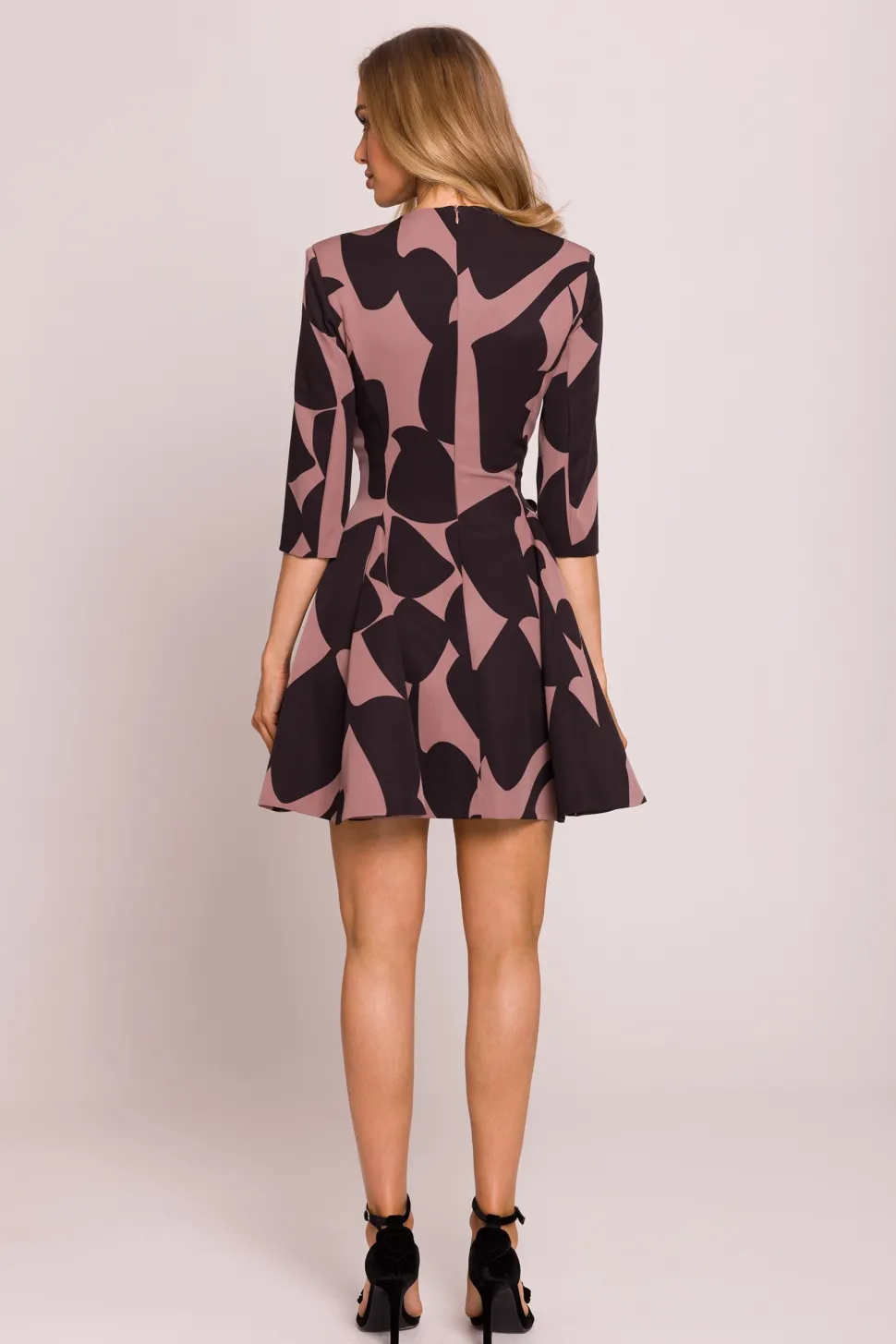 Wzorzysta sukienka mini z klinami - model 2