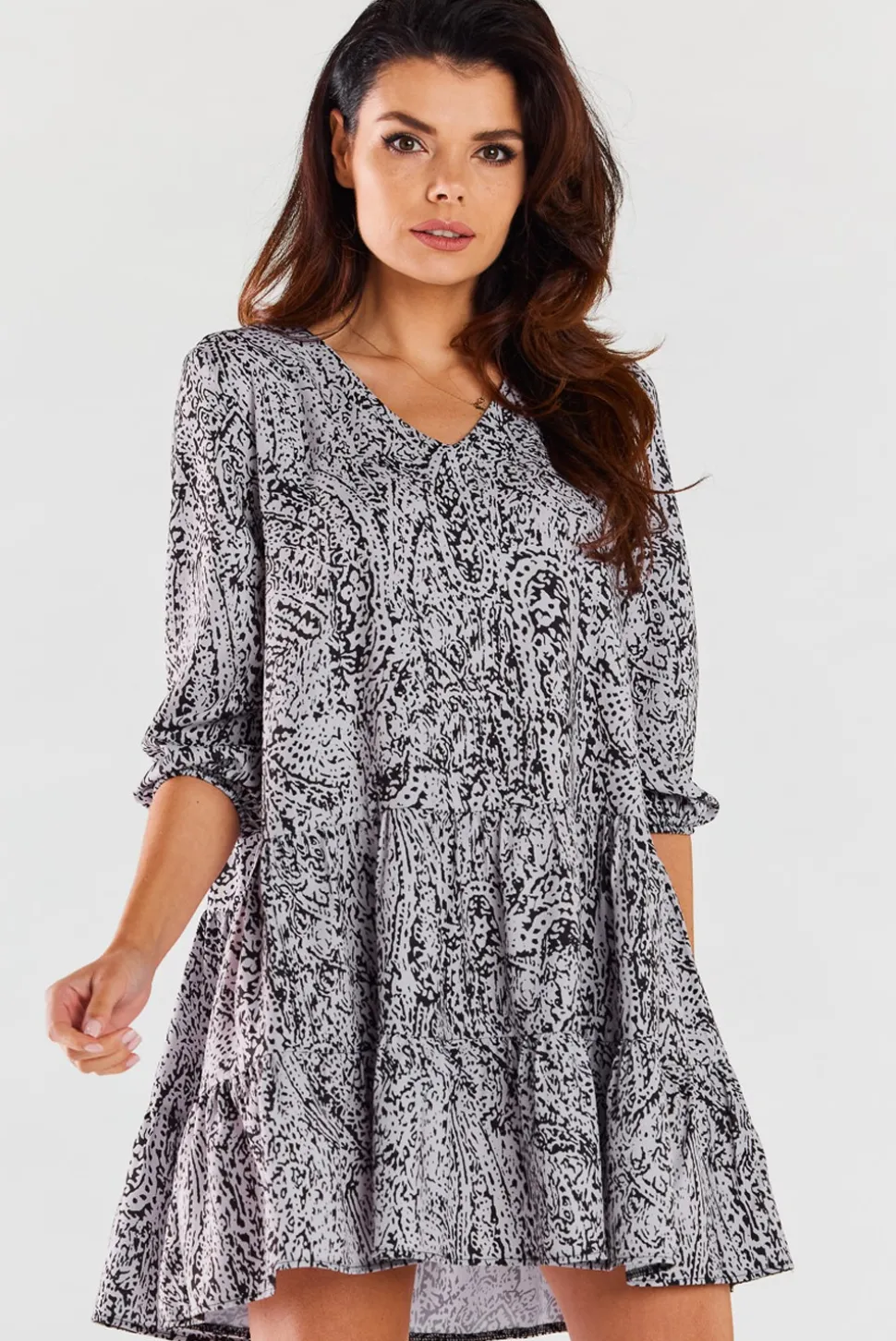 Zwiewna sukienka mini z falbankami - biało-czarna